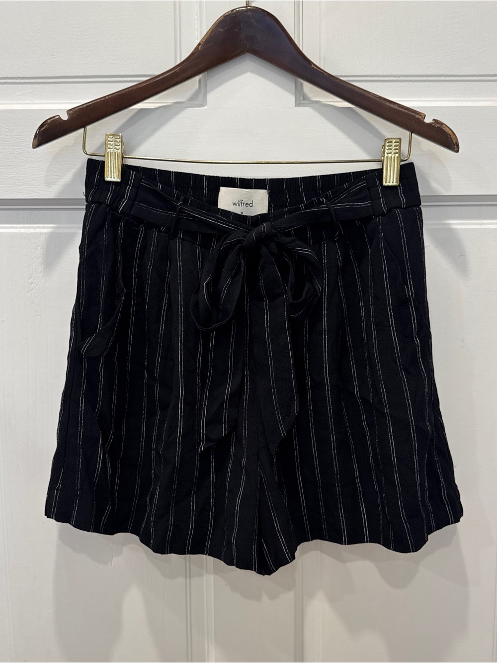 Aritzia Wilfred Paperbag Shorts M Black Pinstripe Tie Waist Quiet Luxury Office